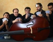 Está conformado por Jorge Alvarado (piano), Fabrizio Barquero (guitarra), Pedro García (contrabajo), Juan Carlos Martínez (violín) y Héctor Murillo (acordeón). 