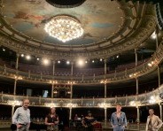 En representación del Teatro Nacional, el señor Claudio Schifani; Roxana Coto, nombrada por ANATRADANZA y Marta Ávila, en representación de la Escuela de Danza de la Universidad Nacional, cuya compañía de cámara es la dedicada del FCGM 2021. 