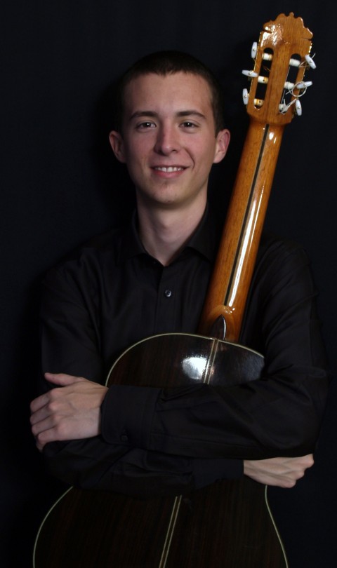 Carlos A. Castro es un joven guitarrista costarricense, el cual inició su vinculación con este instrumento a los nueve años. 