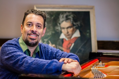 Manuel Matarrita, un activo músico que se ha desempeñado como solista, concertista y acompañante. 