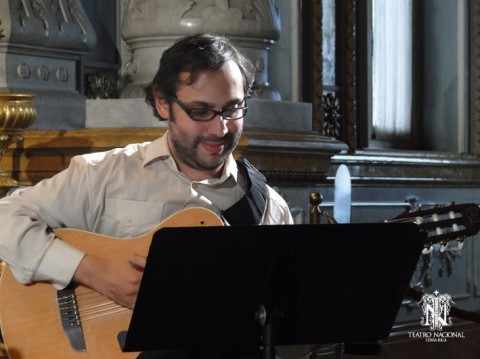 Fabricio Barquero  interpreta la guitarra.
