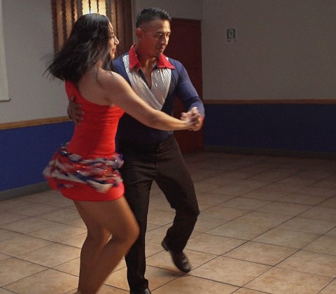 Esta puesta en escena realiza un  recorrido por los diferentes ritmos latinoamericanos 