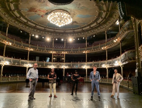 En representación del Teatro Nacional, el señor Claudio Schifani; Roxana Coto, nombrada por ANATRADANZA y Marta Ávila, en representación de la Escuela de Danza de la Universidad Nacional, cuya compañía de cámara es la dedicada del FCGM 2021. 