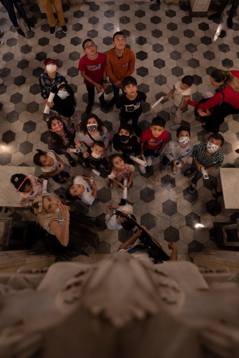 Los niños y niñas disfrutan de las visitas en el Teatro Nacional 