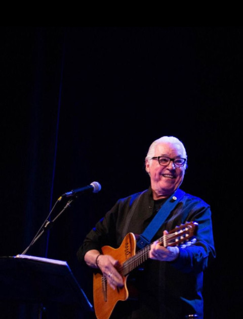 Canto sin Fronteras con Luis Enrique Mejía Godoy