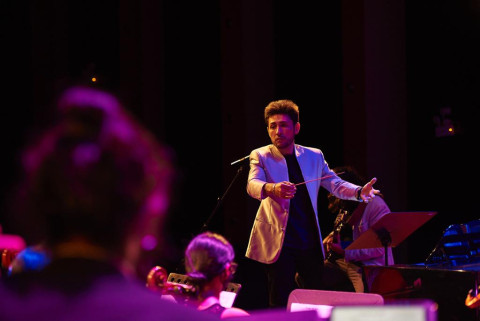 De Mozart a Gershwin, un ensamble de 25 músicos bajo la dirección de Izmael Pacheco.