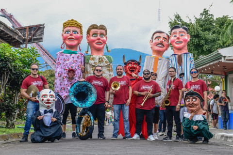 Teatro al Mediodía: Cimarrona La Original Domingueña Cuando la calle entra al Teatro