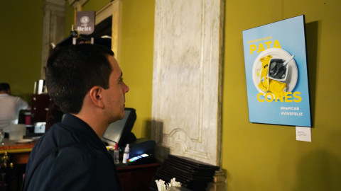 Está ubicada en el café del Teatro Nacional