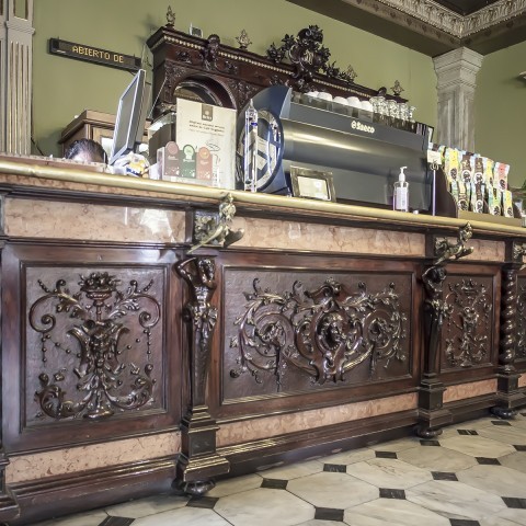 Mueble de madera, mármol y bronce (Antigua cantina de hombres)