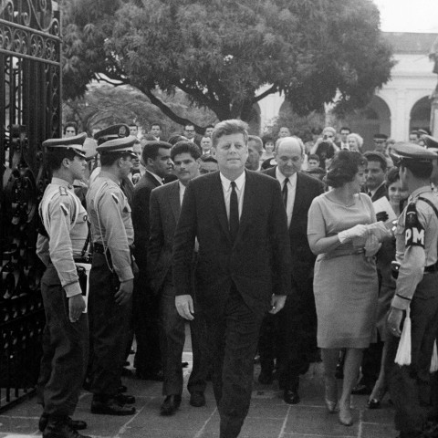 El Presidente John F. Kennedy visitó el Teatro Nacional en marzo de 1963.