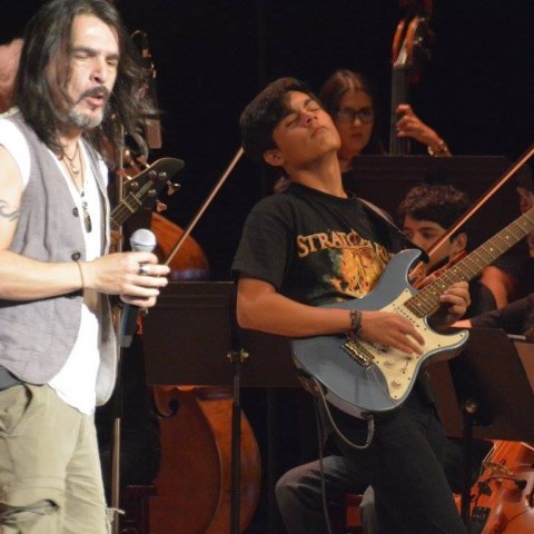 Teatro al Mediodía. Rock Sinfónico. Orquesta Sinfónica del Sistema Integral de Formación Artística (SIFAIS) junto artistas nacionales Luis Montalbert-Smith, Pedro Capmany, Suite Doble, Pato Barraza, Julián Garita (Magpie Jay) y Balance (Sifais)