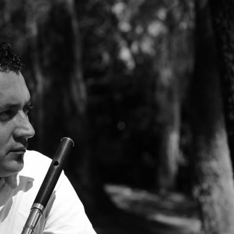Túpac Amarulloa interpreta la flauta traversa. el saxofón tenor e instrumentos folcklóricos.