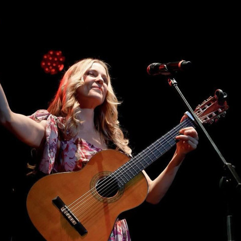 Katie James en Concierto
