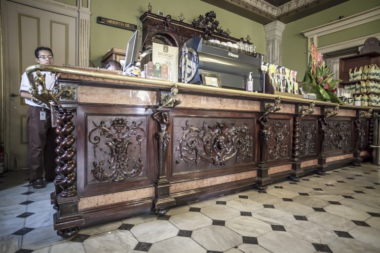 Mueble de madera, mármol y bronce (Antigua cantina de hombres)