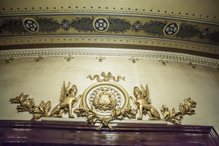Escudo sobre guarnición de palco presidencial